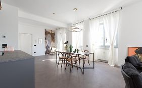 Sant'Ambrogio Bright And Stylish Flat